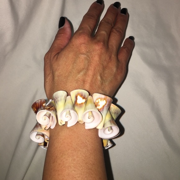 Shell Bracelet - Picture 3 of 4